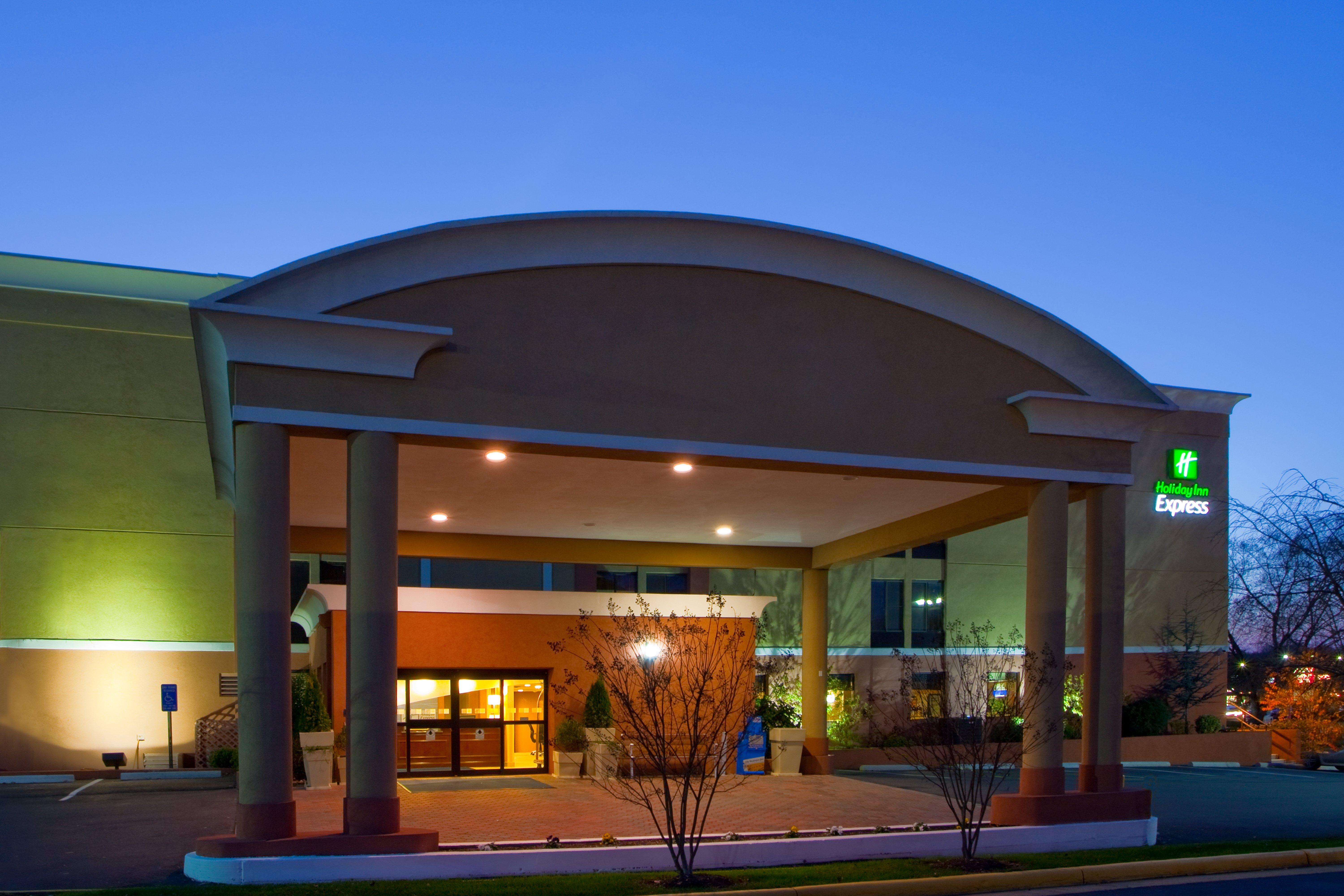 Holiday Inn Express Fairfax-Arlington Boulevard By Ihg Eksteriør bilde