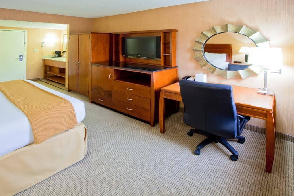 Holiday Inn Express Fairfax-Arlington Boulevard By Ihg Eksteriør bilde