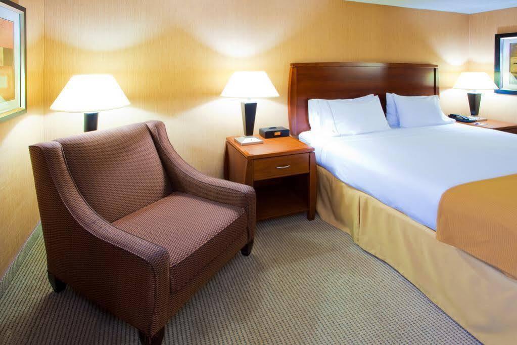 Holiday Inn Express Fairfax-Arlington Boulevard By Ihg Eksteriør bilde