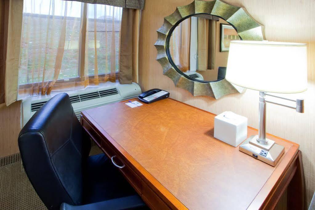 Holiday Inn Express Fairfax-Arlington Boulevard By Ihg Eksteriør bilde