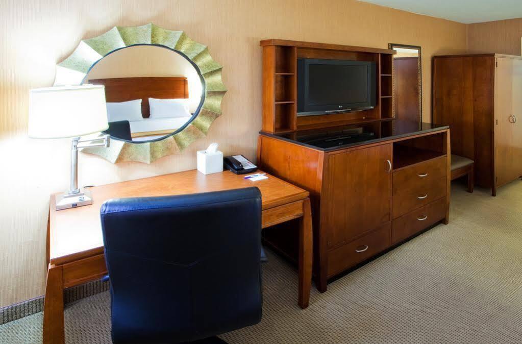 Holiday Inn Express Fairfax-Arlington Boulevard By Ihg Eksteriør bilde